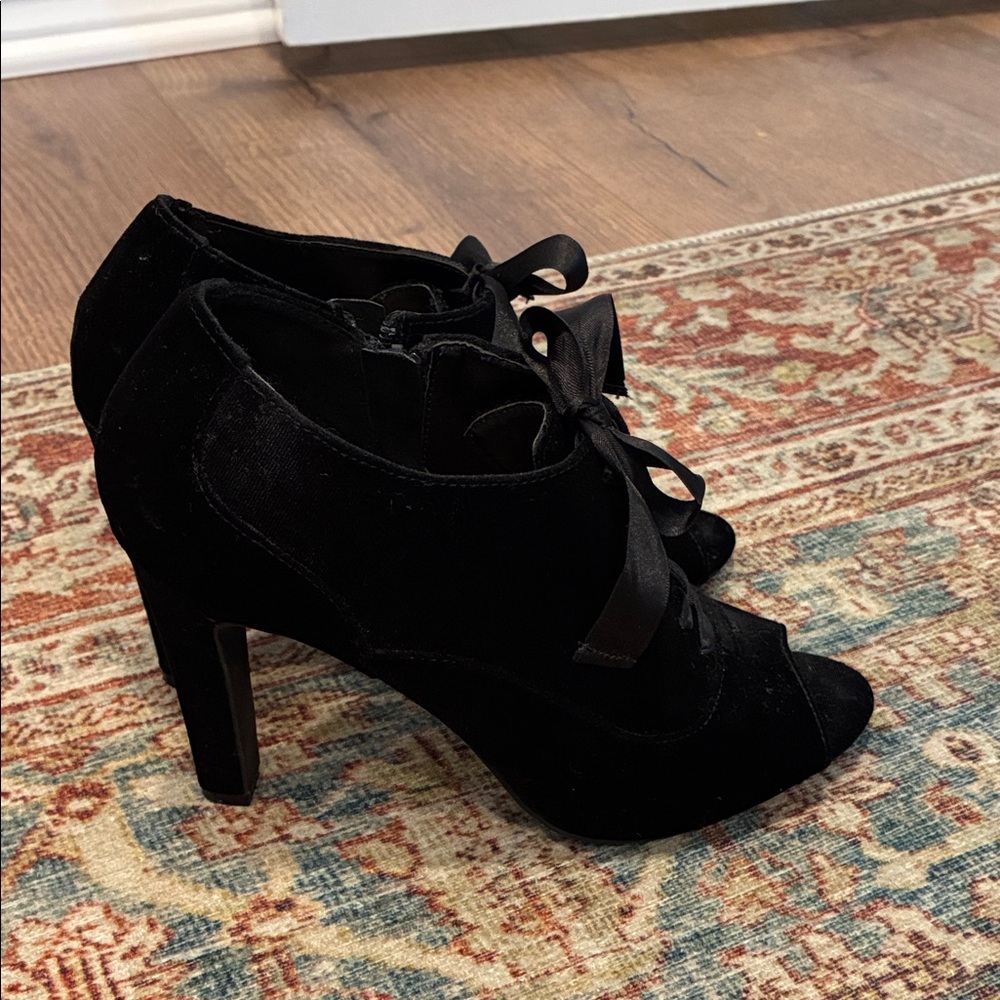 Victorian Black Lace-Up Peep-Toe Heels faux velvet size 8